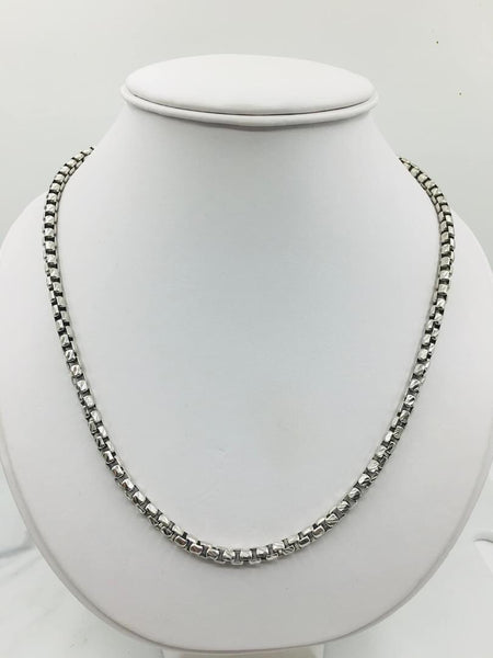Silver tightlinked chain