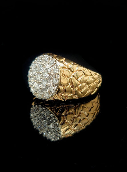 10kt Gold Nugget Style Diamond Ring Featuring Round Brilliant Cut Diamonss