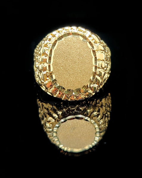 Gorgeous nugget ring with a round engrave able smooth middle 10k