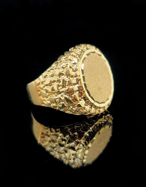 Gorgeous nugget ring with a round engrave able smooth middle 10k