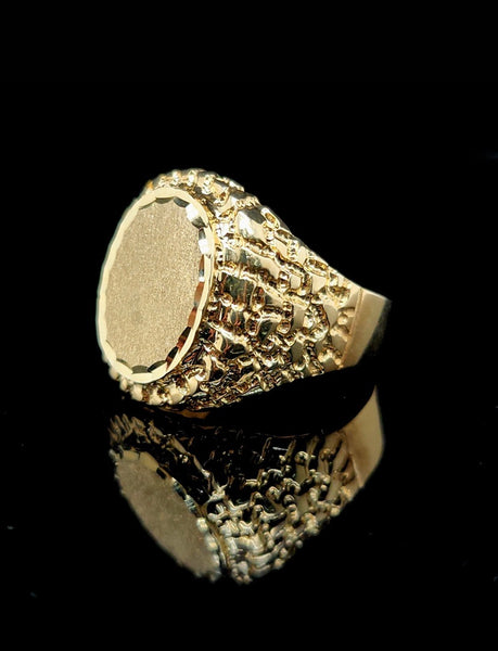Gorgeous nugget ring with a round engrave able smooth middle 10k
